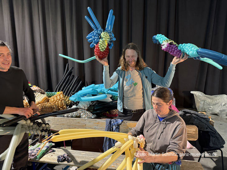 Guido Verhoef beim Aufbau des Luftballonwelten im Pineapple Park (&copy;Foto: Martin Schmitz) 